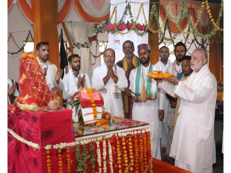 भोपाल के महर्षि वेद विज्ञान विद्यापीठ में चैत्र नवरात्रि के नौवें दिन श्री सहस्रचंडी महायज्ञ पूर्ण हुआ। वेद विद्या मार्तंड ब्रह्मचारी गिरीश जी ने यज्ञ की पूर्णाहुति में भाग लिया और विश्व परिवार के सभी नागरिकों के लिए उत्तम स्वास्थ्य, शांति और समृद्धि के संकल्प के साथ इतने प्रभावशाली यज्ञ संपादन के लिए वैदिक आचार्यों को धन्यवाद दिया। ब्रह्मचारी जी ने कहा, “योग और यज्ञ प्रत्येक व्यक्ति और समाज के समग्र विकास की दो अनमोल कुंजियाँ हैं। इन्हें व्यापक स्तर पर करने की आवश्यकता है। महर्षि संगठन में लगभग 5000 वैदिक पंडित हैं जो योग, ध्यान का अभ्यास करते हैं और हमारे विश्व परिवार के लाभ के लिए प्रतिदिन विभिन्न देवताओं के यज्ञ करते हैं। यह कलियुग है और इसके प्रभाव से लड़ने के लिए हमें जीवनपरक, जीवन का विकास करने वाले वैदिक ज्ञान को जनमानस तक पहुंचाना होगा, ताकि वे हमारे वैदिक साहित्य में वर्णित दिनचर्या और ऋतुचर्या का पालन कर सकें। जब हम प्रकृति के नियमों का पालन करते हैं और प्रकृति का समर्थन करते हैं, तो हमें प्रकृति से समर्थन प्राप्त होता है। जीवन में सकारात्मक वातावरण लाने के लिए वैदिक ज्ञान को शिक्षा की मुख्यधारा में शामिल करना होगा।” ब्रह्मचारी जी ने श्री राम दरबार मंदिर में वैदिक पंडितों के साथ पूजा भी की। कन्या भोज का भी आयोजन किया गया। ब्रह्मचारी जी ने कन्या पूजन किया और उन्हें स्वादिष्ट भोजन के साथ चुनरी और दक्षिणा भेंट की।